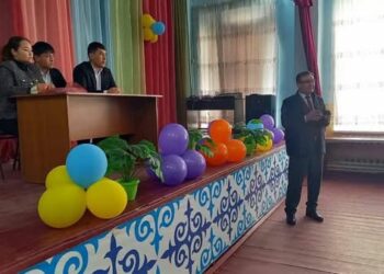 ЖЕТІСАЙ: ЖАҢА АУЫЛДА ОҚУШЫЛАРМЕН КЕЗДЕСУ ӨТТІ