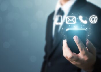 Қаржы мәселелері бойынша кеңес беруге арналған мобильдік қосымша үнемі байланыста