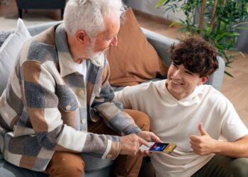 Алаяқтардан егде жастағы адамдарды қалай қорғауға болады?