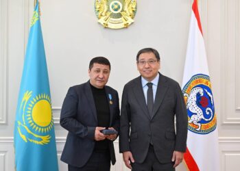 Мемлекет басшысының тапсырмасымен Алматы әкімі әуежай қызметкерін құтқарған азаматты марапаттады