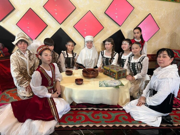 В ТУРКЕСТАНЕ ПРОШЛА ВЫСТАВКА, ПОСВЯЩЕННАЯ ДНЮ НАЦИОНАЛЬНОЙ ОДЕЖДЫ