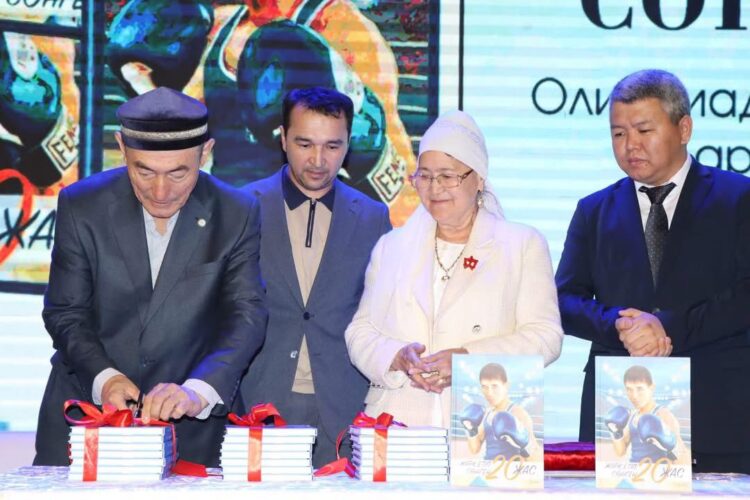 ТҮРКІСТАН: БЕКЗАТ САТТАРХАНОВ ТУРАЛЫ «ЖАРҚ ЕТІП СӨНГЕН 20 ЖАС» КІТАБЫНЫҢ ТҰСАУКЕСЕРІ ӨТТІ