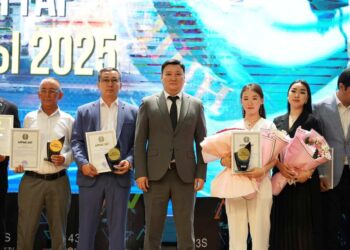 РӘМІЗДЕР КҮНІ: ТҮРКІСТАНДА ОТАНШЫЛ АЗАМАТТАРҒА ҚҰРМЕТ КӨРСЕТІЛДІ