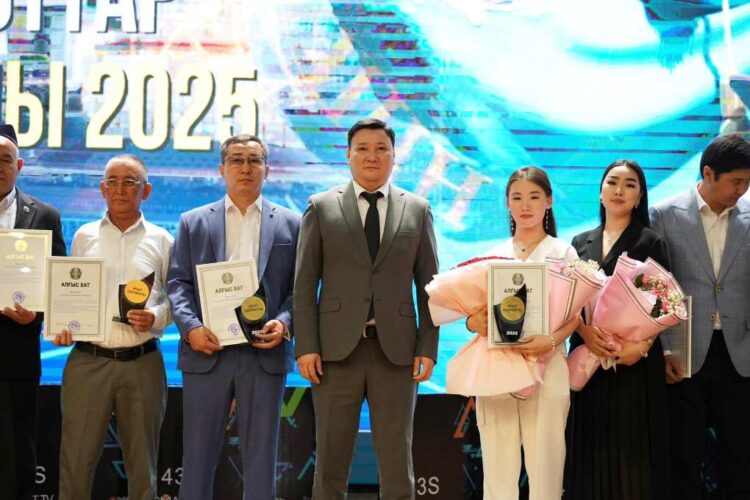 РӘМІЗДЕР КҮНІ: ТҮРКІСТАНДА ОТАНШЫЛ АЗАМАТТАРҒА ҚҰРМЕТ КӨРСЕТІЛДІ