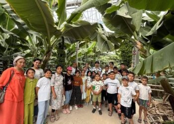 ТҮРКІСТАН: МЕКТЕП ОҚУШЫЛАРЫ БАНАН БАҒЫН АРАЛАП, ЕРЕКШЕ ОРЫНДАРҒА САЯХАТ ЖАСАУДА