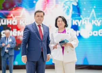 ТҮРКІСТАН ОБЛЫСЫНЫҢ МЕДИЦИНА ҚЫЗМЕТКЕРЛЕРІНЕ ҚҰРМЕТ КӨРСЕТІЛДІ