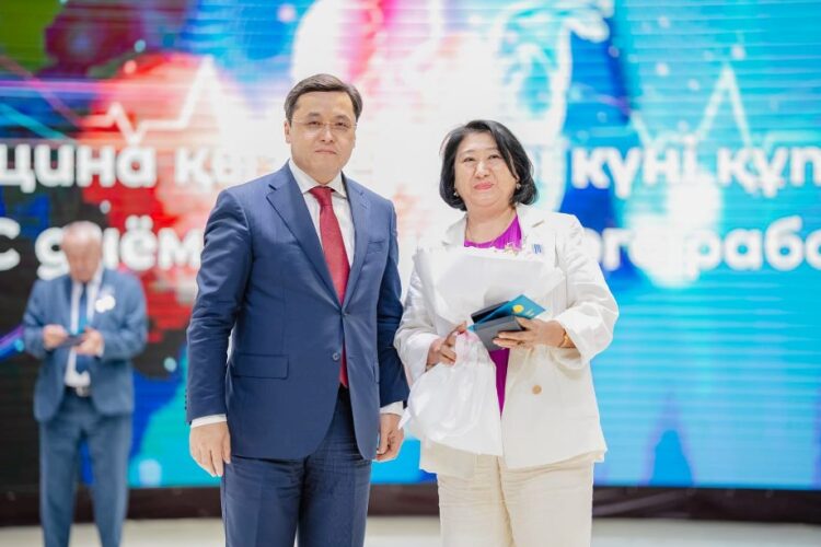 ТҮРКІСТАН ОБЛЫСЫНЫҢ МЕДИЦИНА ҚЫЗМЕТКЕРЛЕРІНЕ ҚҰРМЕТ КӨРСЕТІЛДІ