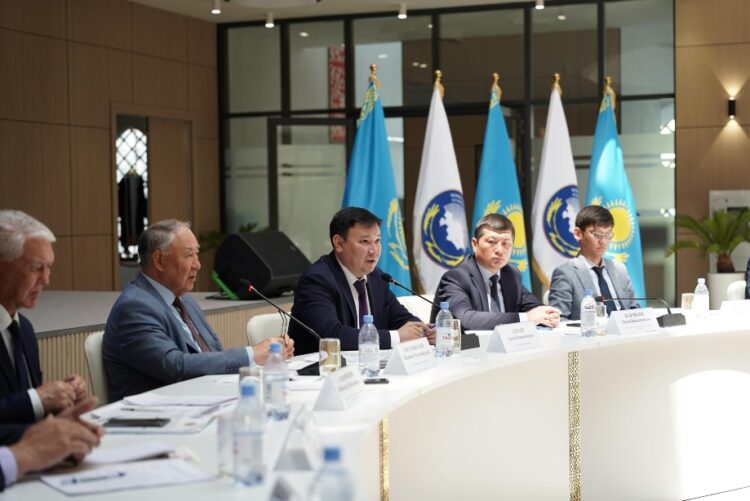 ТҮРКІСТАНДА ӘКЕЛЕР КҮНІНЕ ОРАЙ ОБЛЫСТЫҚ АРДАГЕРЛЕР КЕҢЕСІНІҢ КЕҢЕЙТІЛГЕН ТӨРАЛҚА МӘЖІЛІСІ ӨТТІ