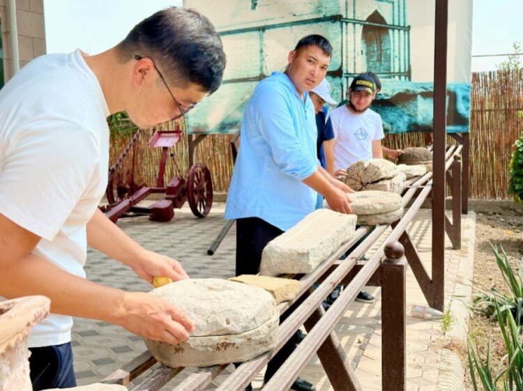Ұзыната кесенесіне ерікті жастардың танымдық экскурсиясы ұйымдастырылды