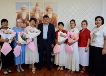 ШАРДАРАДА АУДАН ӘКІМІ АҚПАРАТ САЛАСЫ ҚЫЗМЕТКЕРЛЕРІН КƏСІБИ МЕРЕКЕМЕН ҚҰТТЫҚТАДЫ