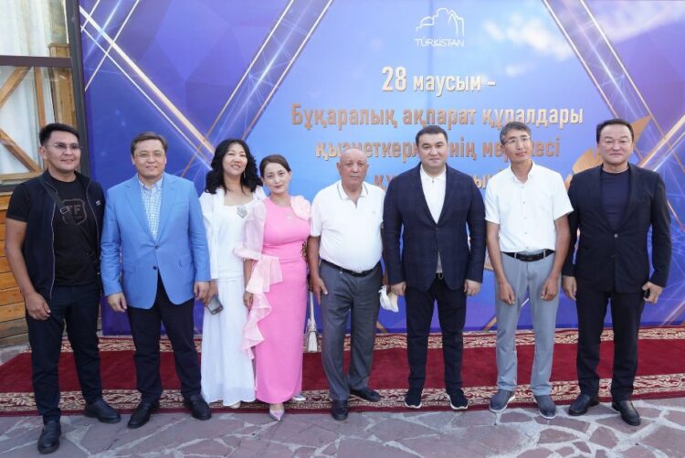 ТҮРКІСТАН ОБЛЫСЫНЫҢ ӘКІМІ БАҚ ӨКІЛДЕРІНЕ ҚҰРМЕТ КӨРСЕТТІ