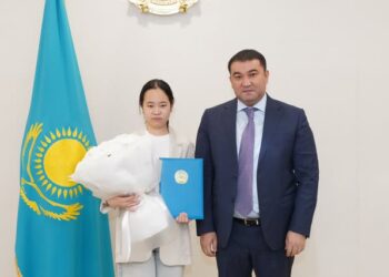 НҰРАЛХАН КӨШЕРОВ ШАХМАТТАН ӘЛЕМНІҢ 3 ДҮРКІН ЧЕМПИОНЫНА ҚҰРМЕТ КӨРСЕТТІ