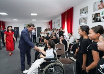ТҮРКІСТАН ОБЛЫСЫНЫҢ ӘКІМІ «ДАРА ҰРПАҚ» ИНКЛЮЗИВТІ ТЕАТРЫНЫҢ ҰЖЫМЫМЕН КЕЗДЕСТІ