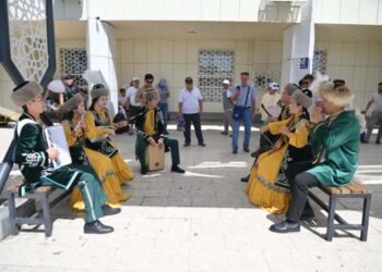 Домбыра – ұлттың үні, Конституция – елдің тірегі: Шымкентте қоғамдық орындарда домбырашылар шеруі өтіп жатыр