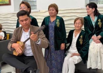 Ұлттық домбыра күні Шымкентте дүниеге келген сәбилерге құрмет көрсетілді